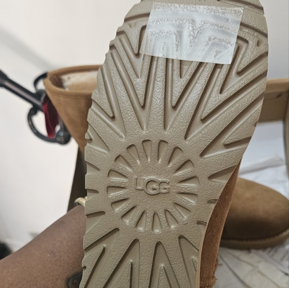 Brand new UGG - Picture 2 of 5